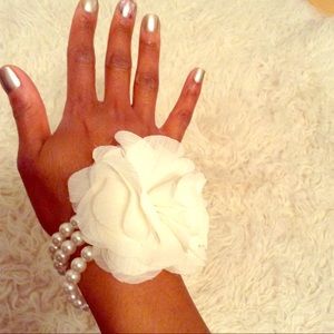 Ivory pearl and rose bracelet